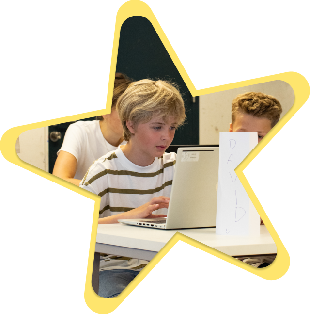 jongen met laptop